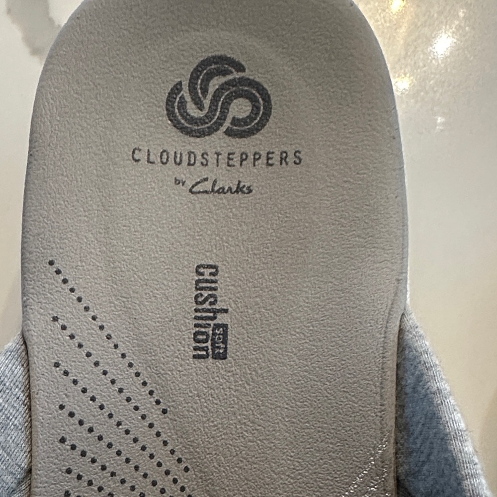 Clarks Women's Light Gray Sandals - Picture 3 of 5